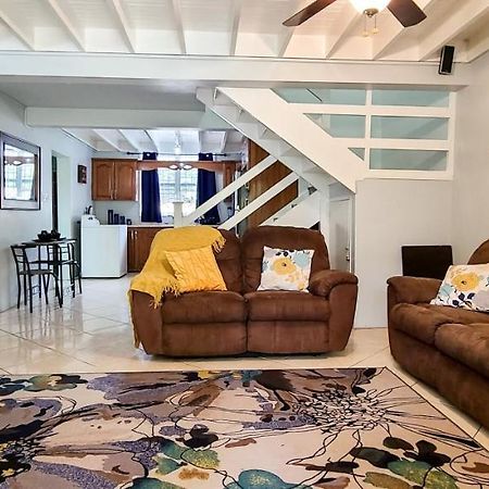 Cheerful 2 - Bedroom Townhouse With Free Parking In New Кингстън Екстериор снимка