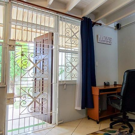 Cheerful 2 - Bedroom Townhouse With Free Parking In New Кингстън Екстериор снимка