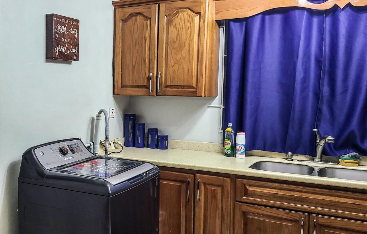 Cheerful 2 - Bedroom Townhouse With Free Parking In New Кингстън Екстериор снимка