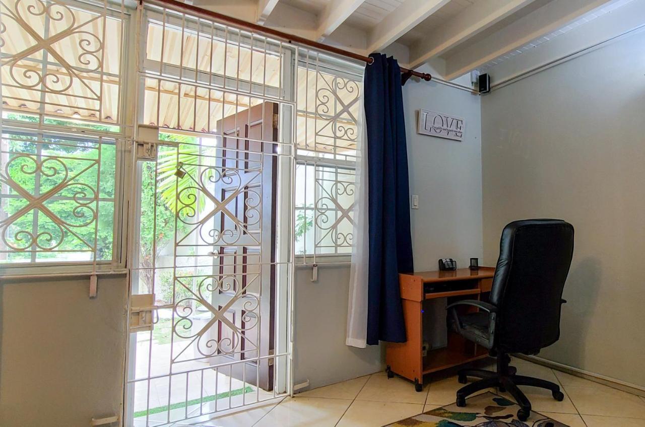 Cheerful 2 - Bedroom Townhouse With Free Parking In New Кингстън Екстериор снимка