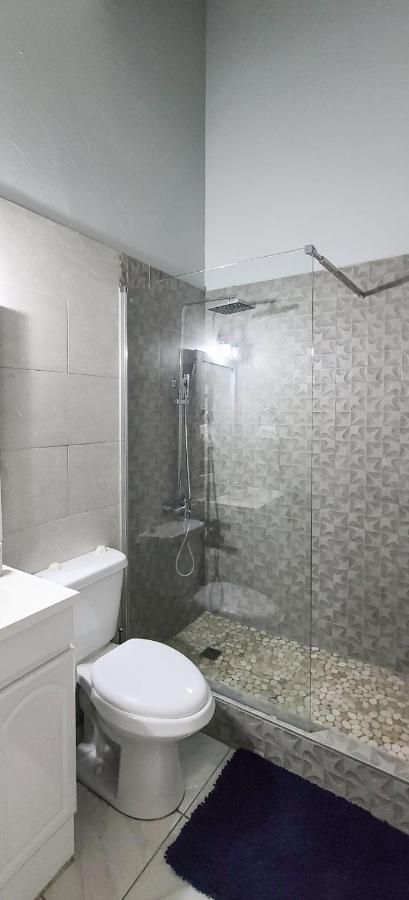 Cheerful 2 - Bedroom Townhouse With Free Parking In New Кингстън Екстериор снимка