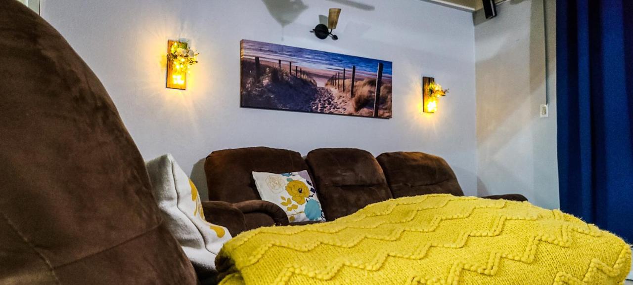 Cheerful 2 - Bedroom Townhouse With Free Parking In New Кингстън Екстериор снимка